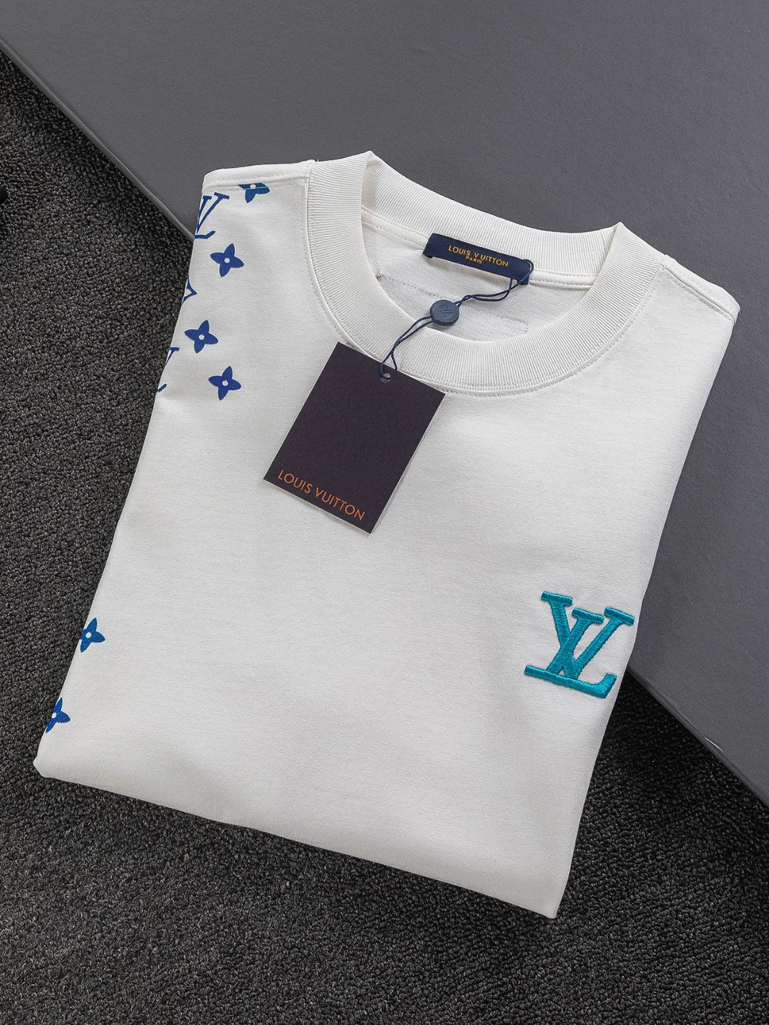 🅿️210 Louis Vuitton 1V micro-wide version S-Xl 25SS LV new product counter catwalk style, heavy letter embroidery stitching colorful print on the chest 🪡 Embroidered logo, same style for men and women! Short-sleeves are not the same as the general public, but must be unique and eye-catching. This LV short-sleeves is all about quality, comfort, consistent style, fashion, including fabrics and cutting techniques, all of which have been made with great effort! 320 grams of washed pure cotton fabric, pure cotton is breathable, very refreshing and comfortable for daily wear. The rib knitting on the neckline is smooth and tight, and the neckline will not be skewed if you toss it at will. The loose version, you will find that it looks really good on the upper body. The overall is minimalist and neat, super versatile for daily use! Pair it casually with a pair of pants for a youthful look. A T-shirt will make your outfit crazy. It is a fashionable item that can never go wrong! Color: Black White Size: S-XL Size chart: S: Shoulder width 50-Bust 54-Length 70 M: Shoulder width 52-Bust 56.5-Length 72 L: Shoulder width 54-Bust 59-Length 74 XL: Shoulder width 56-Bust 61.5-Length 76